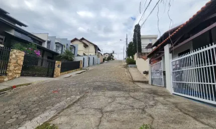 Alugo casa ampla - com dois andares e terreno amplo - no bairro da itoupava norte