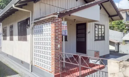 Alugo casa mista com 03 quartos, no bairro velha - em blumenau