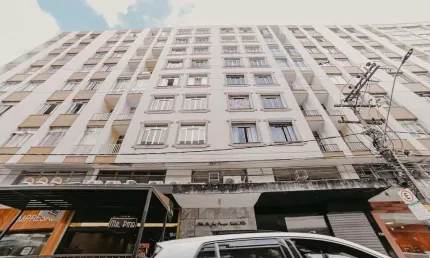 Apartamento de 2 quartos, com elevador, em rua plana, no centro!