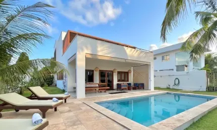 Casa de alto padrão em condomínio fechado em pipa bem localizada toda mobiliada !