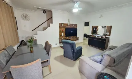Sobrado muito amplo no bairro do Gonzaga em Santos., com quintal.