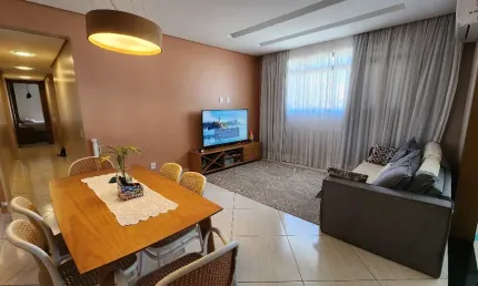 Lindamente reformado! 3 quartos, sendo 1 suíte, cômodos amplos, prédio com elevador e garagem.