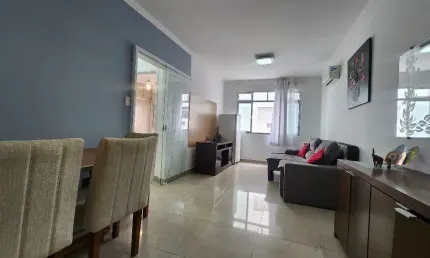 Lindo apartamento com mobília na praia do gonzaga, elevador, garagem, prédio muito bem conservado.