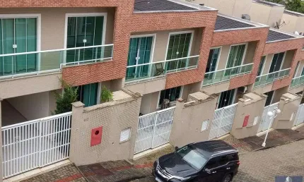 Aluga-se - excelente sobrado  com 03 dormitórios, balneário camboriú - sc