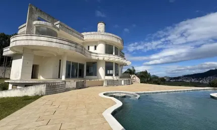 Casa com vista definitiva para o mar, 6 suítes e um potencial incrível de investimento- joão paulo, florianópolis/sc.