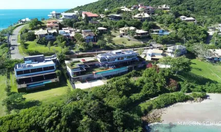 CASA LUXUOSA COM 5 SUÍTES, PORTAS E VIDROS BLINDADOS COM ACESSO PRIVATIVO E VISTA DEFINITIVA PARA O MAR, PRAIA DA VIGIA, GAROPABA/SC.