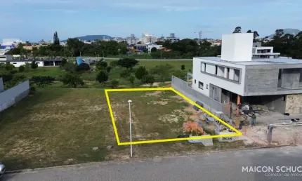 Terreno em condomínio fechado, praia dos ingleses, florianópolis/sc.