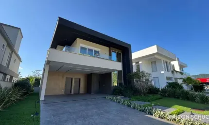 CASA 4 SUÍTES COM PISCINA E VISTA PRIVILEGIADA, CONDOMÍNIO FECHADO, PRAIA DOS INGLESES, FLORIANÓPOLIS/SC.