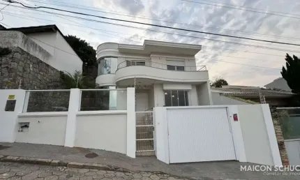 CASA 3 DORMITÓRIOS SENDO 1 SUÍTE, A 200M DO ESTÁDIO ORLANDO SCARPELLI, BAIRRO ESTREITO, FLORIANÓPOLIS/SC.