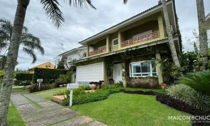 CASA 3 SUÍTES A 700M DO MAR EM JURERÊ INTERNACIONAL, FLORIANÓPOLIS/SC.