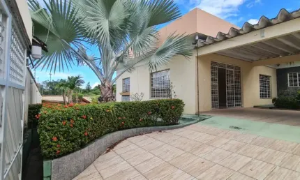 Casa Espaçosa a venda no Parque 10, 4 Q, 600m² terreno