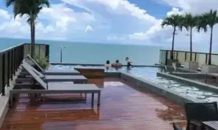 Flat mobiliado beira mar com vista mar no bairro de Manaira