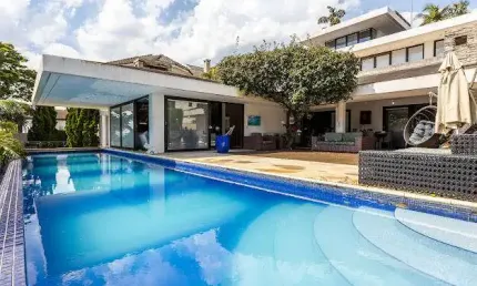 Casa no alphaville
residencial 8 - venda ou locação