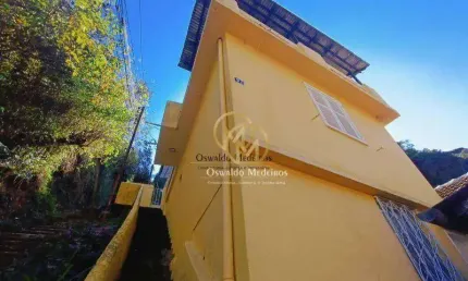 Casa com 2 dormitórios para alugar por R$ 1.282,00/mês - Caxambu - Petrópolis/RJ
