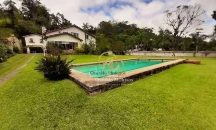 Casa com terreno espetacular em rua nobre, com fácil acesso a BR-040.