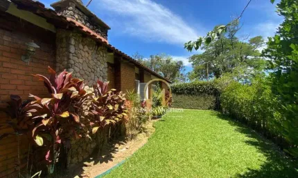 Linda casa em condomínio no Quitandinha, terreno com 326m², totalmente plano. Casa térrea, em ótimo estado, entrar e morar.