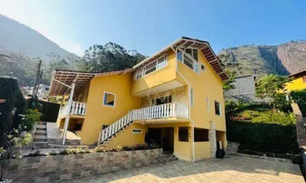 Encanto, conforto e privacidade em um só lugar!  Este belíssimo imóvel está localizado em um terreno amplo de 700m², oferecendo um espaço generoso e e