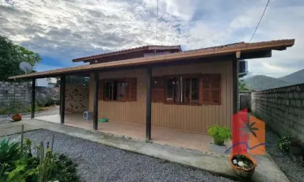 Casa de Madeira à Venda com Quintal Amplo em Penha – Paulo Lopes/SC