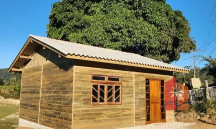 Casa de madeira nova – 2 quartos | terreno 360 m² - santa cruz, paulo lopes - sc