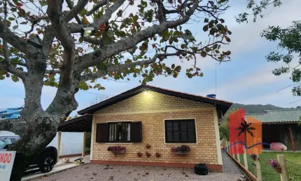 Casa 'porteira fechada' a 370 m da praia do costão do siriú – siriú, garopaba – sc