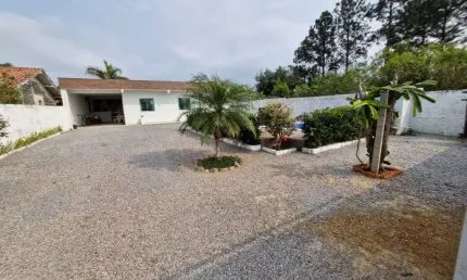 Excelente casa semi-mobiliada, localizada na Praia da Pinheira em Palhoça-SC