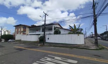 Vendo excelente casa de dois pavimentos em ótima localização no bairro sao francisco