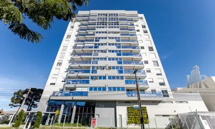 Espaço, elegância e vista definitiva no último andar mobiliado