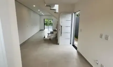 Vendo uma casa na região vila madalena, com 3 quartos por 498 mil