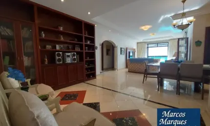 Apartamento próximo à praia (com vista para o mar) com 3 dormitórios e 2 garagens