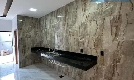 Casa à Venda em Várzea Grande: 4 Suítes, 185m² por R$750k