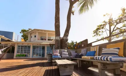 Casa Beira Mar com Piscina na Praia do Centro - Bombinhas