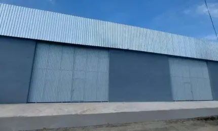 Alugo galpão com 1.200m² novo c/4 banehrios e 2 cozinhas - itaboraí/rj