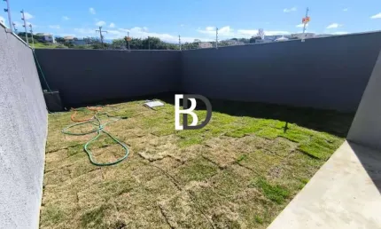 Casa com 2 quartos à venda na rua 38, 17, loteamento extensão do serramar, rio das ostras, 80 m2 por r$ 315.000