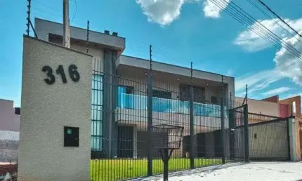 Casa de alto padrao com 3 dormitorios e piscina em jardim portal da flores, arapongas