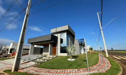 Casa de alto padrao com 3 dormitorios e piscina em arapongas