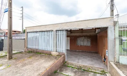 Pinheirinho: Casa Prática e Confortável com 2 Vagas, Próxima a Tudo!