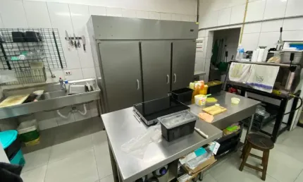 Cozinha industrial completa à venda – excelente estado e pronta para uso imediato