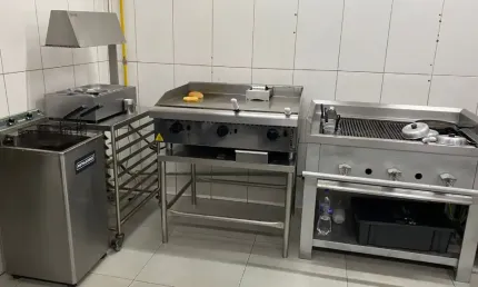 Cozinha industrial completa à venda – excelente estado e pronta para uso imediato