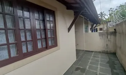 Casa à venda em condomínio muito próximo a praia das palmeiras em caraguatatuba.
