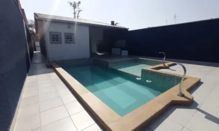 Linda casa térrea com piscina,  ótima localização, cerca de 250 metros da praia,  em itanhaém