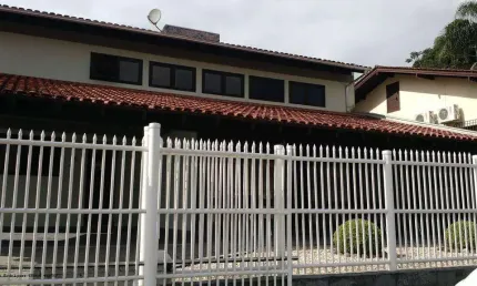 Casa para Venda em Blumenau, Velha, 4 dormitórios, 1 suíte, 4 banheiros, 4 vagas