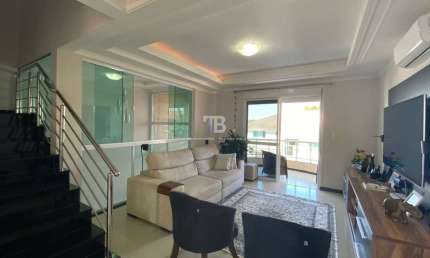 Sobrado tríplex no Passo dos Fortes com suíte, escritório e espaço verde