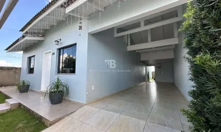 Casa semimobiliada com 3 quartos e pátio à venda no bairro Desbravador