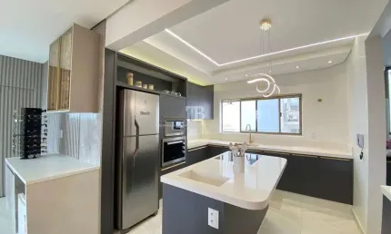 Apartamento semimobiliado com 105,97 m² privativos no Presidente Médici