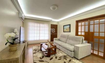 Casa no Centro de Chapecó: 3 Quartos com Suíte e 2 Vagas