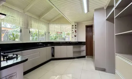 Casa com 4 Quartos e Comodidades Exclusivas no Centro de Chapecó