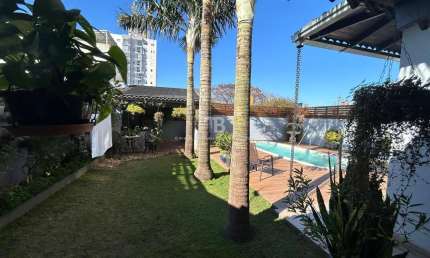 Casa semimobiliada com 3 quartos, suíte e piscina à venda no Jardim Itália