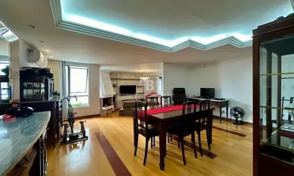 Apartamento semimobiliado no centro com 3 quartos, suíte e 2 vagas de garagem