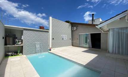Casa com 3 Quartos e Piscina à Venda no Jardim Itália, Chapecó