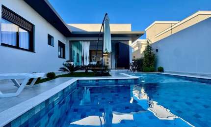 Casa à venda no Jardim Europa com 3 quartos, 2 suítes e área com piscina